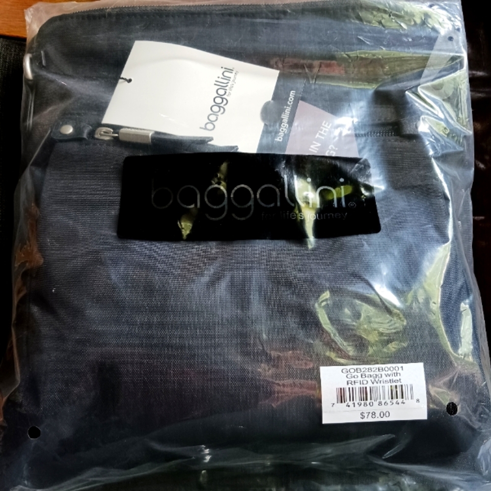 NWT Baggallini Nylon Crossbody Go Bagg With RFID Phone Wristlet Black
